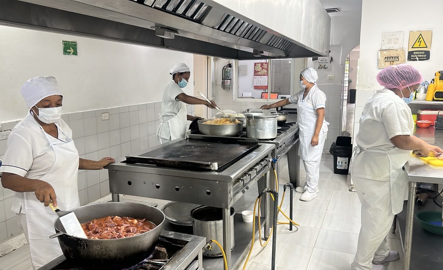 Equipo de cocina de RIAN preparando alimentos