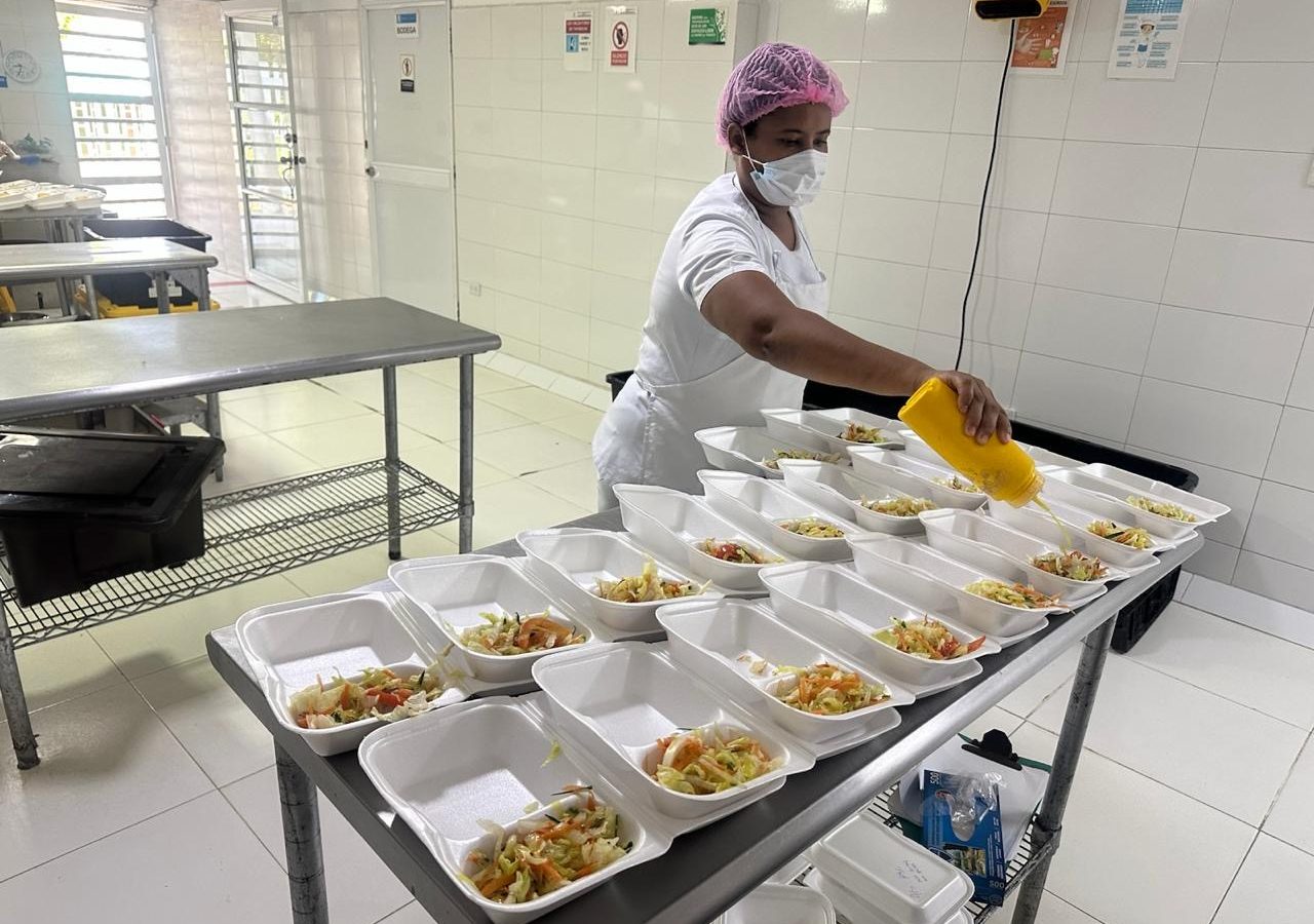 Porcionado de comidas en bandejas